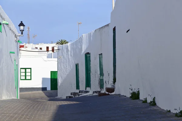 Antigua pared de la casa con tiza con ventana y puerta — Foto de Stock