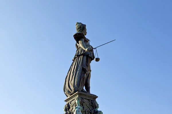 -szobor lady igazságszolgáltatás előtt a romer-Frankfurt - csíra — Stock Fotó
