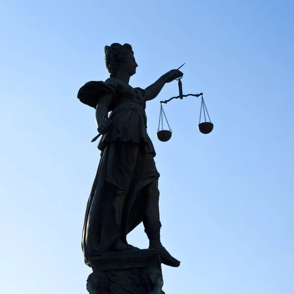 Standbeeld van Vrouwe Justitia tegenover de romer in frankfurt - germ — Stockfoto