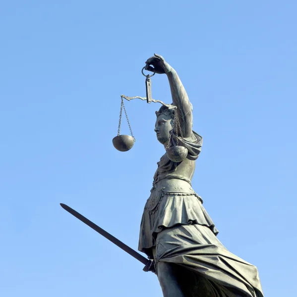 Staty av lady rättvisa framför romer i frankfurt - groddar — Stockfoto