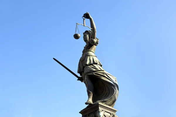 Estatua de Lady Justice frente al Romer en Frankfurt - Germen —  Fotos de Stock