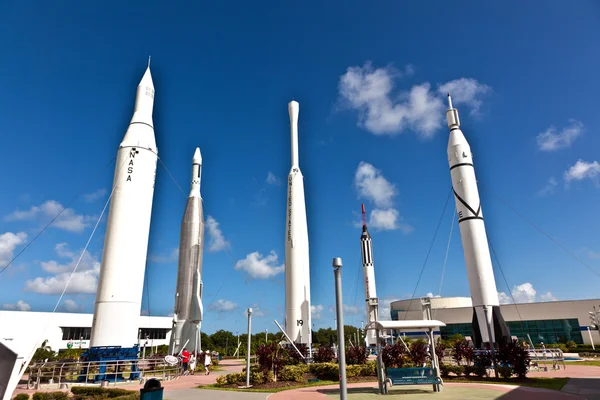 केनेडी स्पेस सेंटरमधील रॉकेट गार्डनमध्ये 8 अस्सल आर वैशिष्ट्ये आहेत — स्टॉक फोटो, इमेज