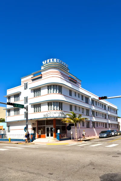 Vista a mezzogiorno presso Ocean Drive a Miami Beach con Art Deco architec — Foto Stock