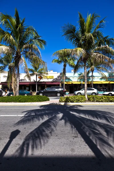 Vista del mediodía en Ocean Drive en Miami Beach con Art Deco architec — Foto de Stock