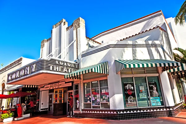 Kuuluisa siirtokunta Art Deco teatteri im Etelä-Miami — kuvapankkivalokuva
