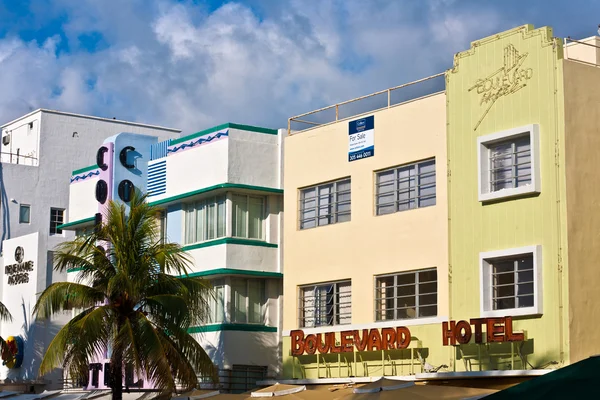 Vista do meio-dia no Ocean Drive em Miami Beach com Art Deco architec — Fotografia de Stock