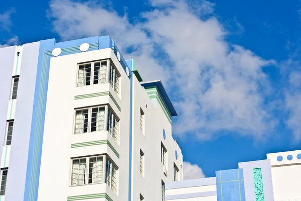 Mittags Blick auf das Meer am Strand von Miami mit Art Deco Architec — Stockfoto