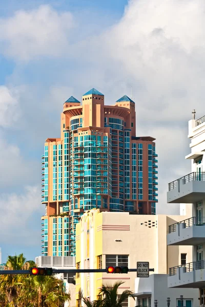 Vue de midi sur Ocean Drive à Miami Beach avec architecture Art déco — Photo
