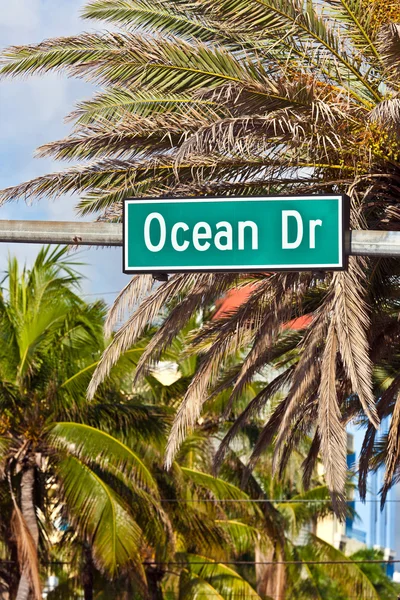 Vista a mezzogiorno presso Ocean Drive a Miami Beach con Art Deco architec — Foto Stock