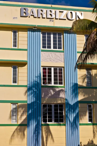アールデコのアーキテクチャを持つマイアミビーチのオーシャン ドライブで正午ビュー — ストック写真