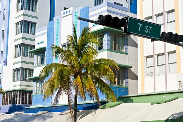 Middagstid Visa på ocean drive i miami beach med art déco-älpha — Stockfoto