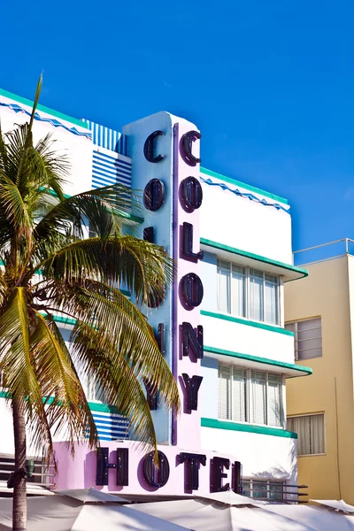 Vista do meio-dia no Ocean Drive em Miami Beach com Art Deco architec — Fotografia de Stock