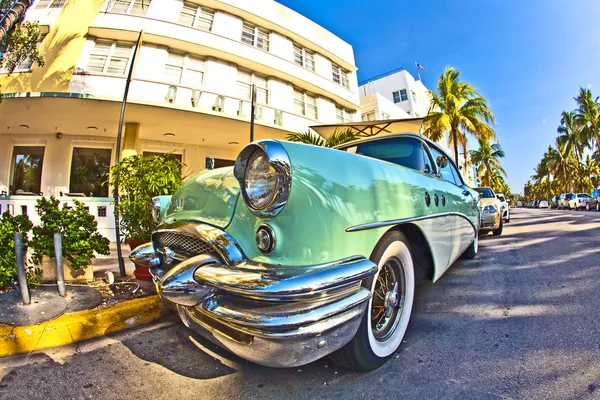 Η παλιά buick από 1954 στέκεται ως έλξη μπροστά από το διάσημο — Φωτογραφία Αρχείου