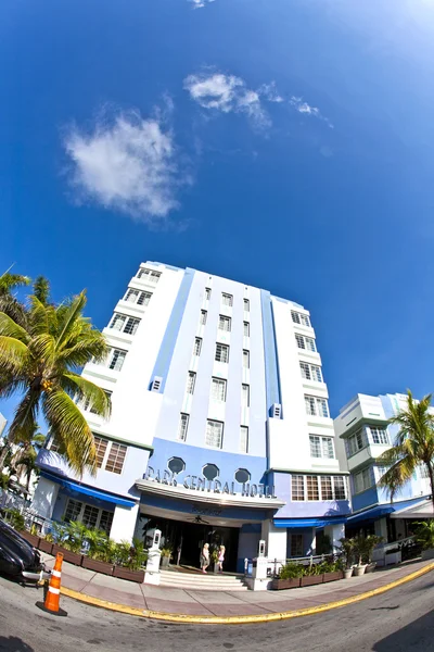 Vista a mezzogiorno presso Ocean Drive a Miami Beach con Art Deco architec — Foto Stock