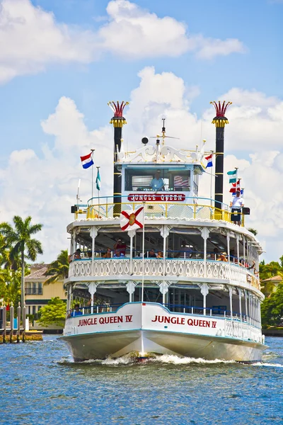 Cruise met jungle koningin riverboat — Stockfoto