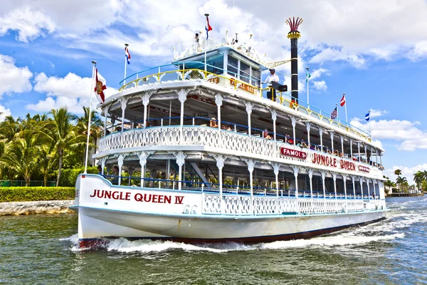 Kryssning med djungel queen riverboat — Stockfoto