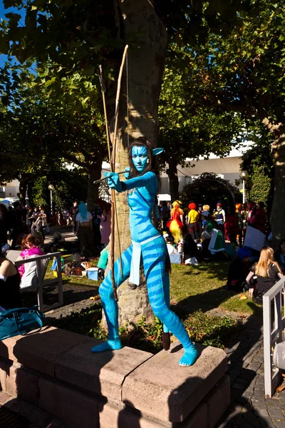 Πολύχρωμα κορίτσι αποτελείται ως avatar σχήμα στο βιβλίο fair στη Φρανκφούρτη — Φωτογραφία Αρχείου