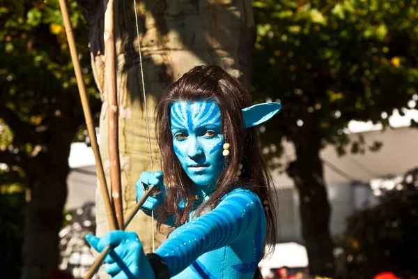 Colorful girl made up as Avatar figure at book fair in Frankfurt — Stock Photo, Image