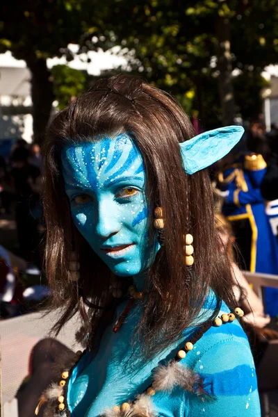 Chica colorida compuesta como figura Avatar en la feria del libro en Frankfurt — Foto de Stock