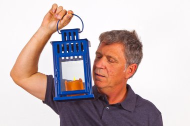 bir el feneri tutan adam