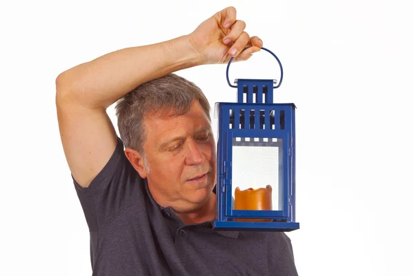 Homem segurando uma lanterna de mão — Fotografia de Stock