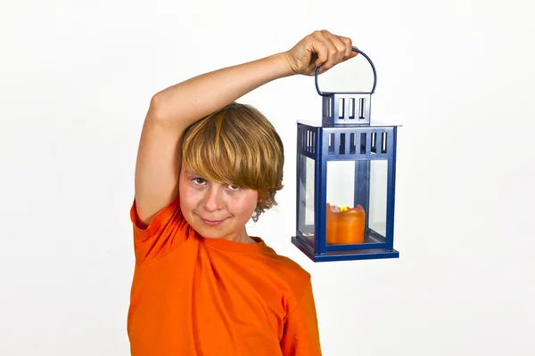 Rapaz bonito segurando uma lanterna de mão — Fotografia de Stock