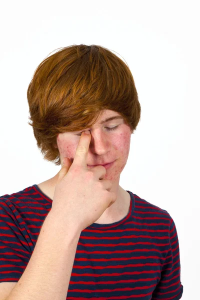 Attrayant garçon à la puberté avec les cheveux roux — Photo