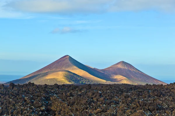 Vulcão no parque nacional de timanfaya em Lanzarote, Espanha — Fotografia de Stock