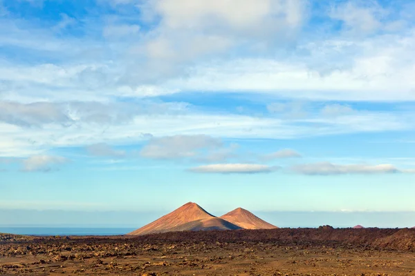 Vulkaan in het Timanfaya Nationaal Park in Lanzarote, Spanje — Stockfoto