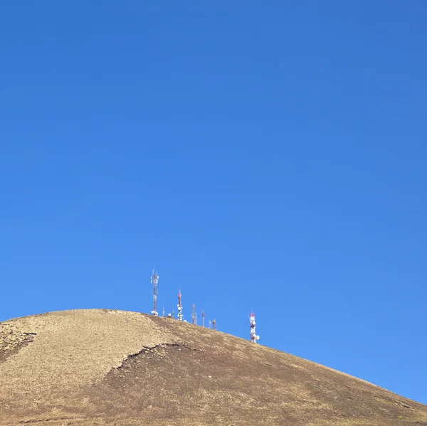 Башня радиосвязи на вершине старого вулкана в Ланце — стоковое фото