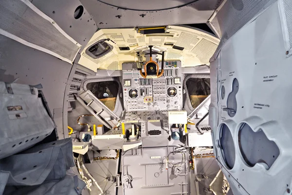 コントロール パネルに表示を発見した宇宙船の内部 — ストック写真