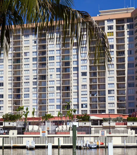 Vue de midi sur Ocean Drive à Miami Beach avec architecture Art déco — Photo