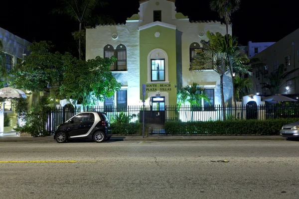 Vista nocturna en Ocean Drive en el distrito art deco de Miami Sur —  Fotos de Stock