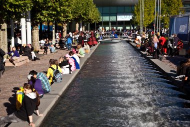 Güneş büyük adil yere oturuyor ve isitors