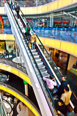 Modern mimaride yeni alışveriş merkezi myzeil