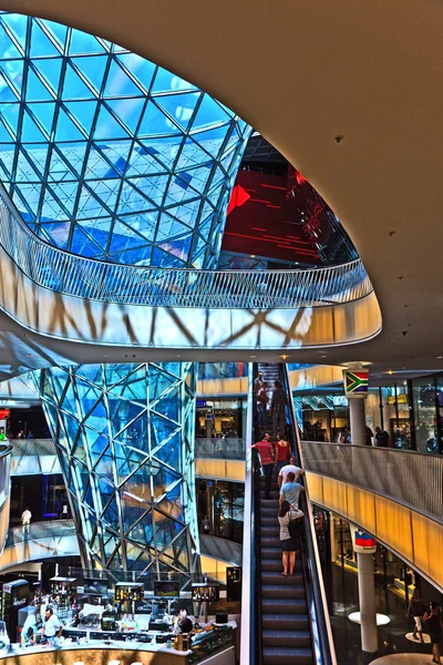 Arquitectura moderna en el recién inaugurado centro comercial myz — Foto de Stock