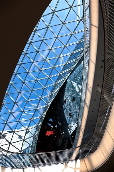 Современная архитектура в недавно открывшемся Торговом центре Мыз — стоковое фото