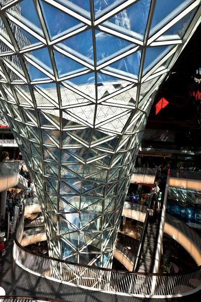 Architettura moderna nel nuovo centro commerciale inaugurato myz — Foto Stock