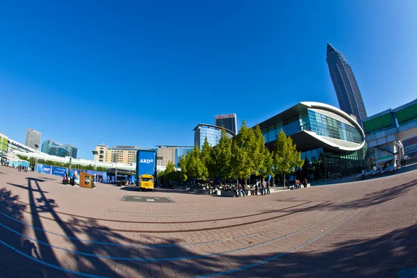 Día público para Frankfurt Feria del libro, vista exterior a la plaza central — Foto de Stock