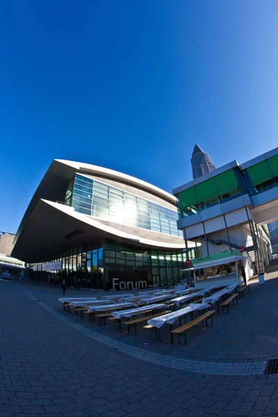 Publieksdag voor frankfurt boekenbeurs, buiten uitzicht op centrale plac — Stockfoto