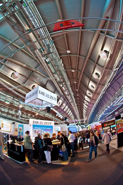 Offentliga dag för frankfurt book fair, besökare inne i hallen — Stockfoto