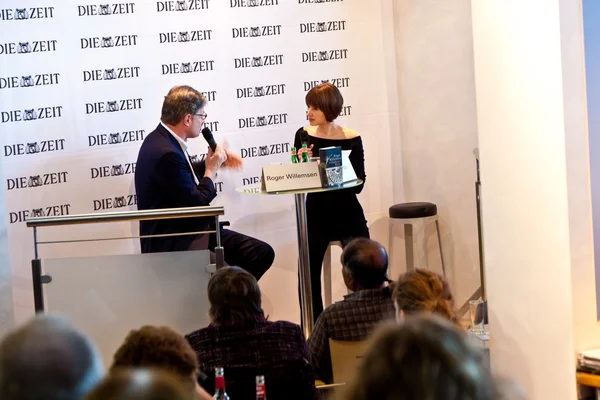 Roger Willemsen en discussion au magazine "Die Zeit" — Photo