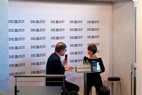 Roger Willemsen i samtal på "Die Zeit" magazi — Stockfoto