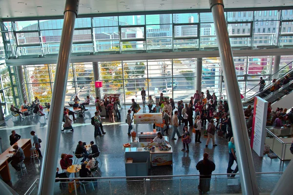 Visitatori all'interno della sala della fiera del libro di Francoforte — Foto Stock