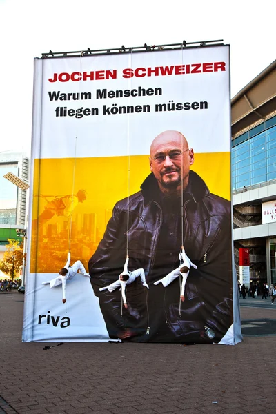 Artyści mają pokazać na linach do promowania książkę Jochena schwei — Zdjęcie stockowe