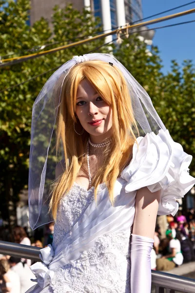Kleurrijke meisje samengesteld als bruid en poses voor photografers — Stockfoto