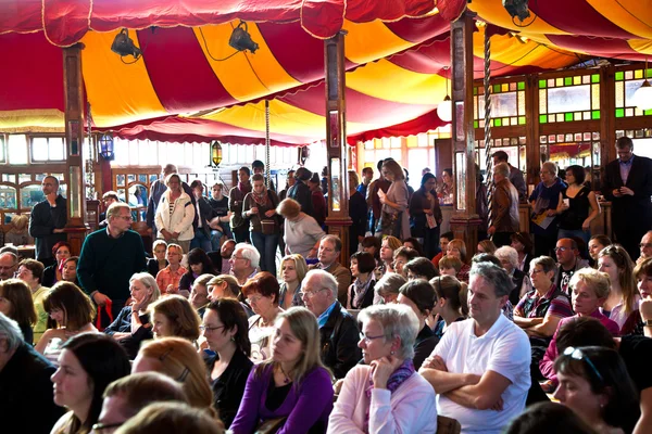 Gli spettatori stanno ascoltando gli autori nella tenda di lettura — Foto Stock