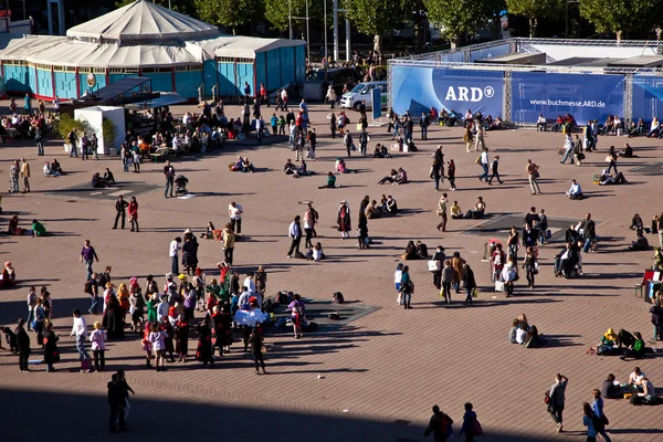 Иситоры сидят на солнце снаружи на огромной ярмарке — стоковое фото