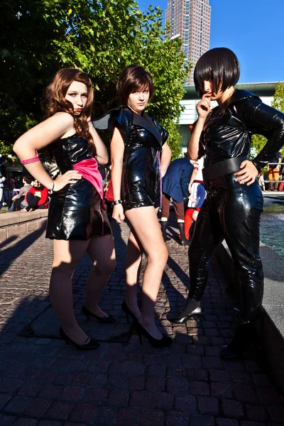 Tres chicas vestidas de negro posan para fotógrafos — Foto de Stock