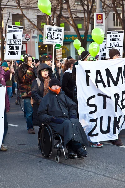 Tusentals demonstrerar fredligt mot skärning av sociala s — Stockfoto